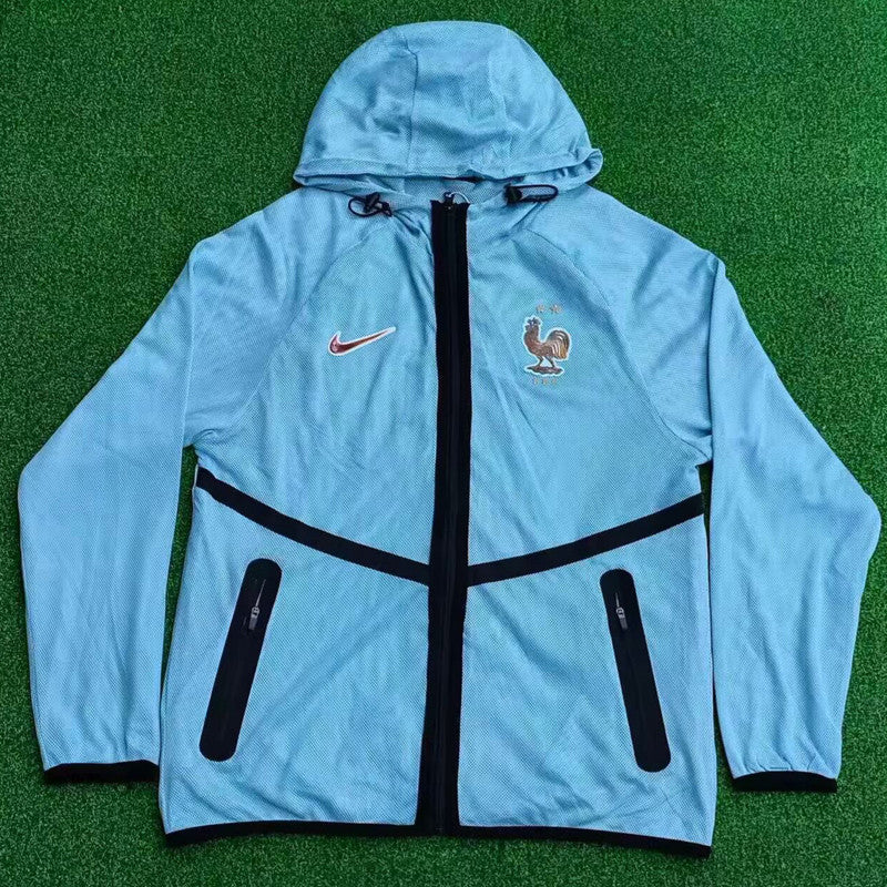 Veste avant match France 26-27 — Joueur — source visuelle validée [kkgool-photo-import:ab57bb117a68e14144000c73777181bc256e1d8294d61c375b4e6188637d9aa1:11091569934673]